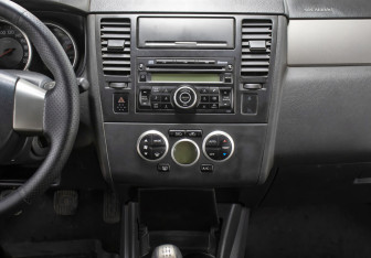 Подержанный автомобиль Nissan Tiida Hatchback 2007 года (15 фото)