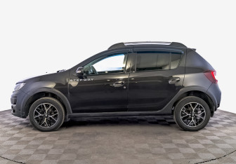 Подержанный автомобиль Renault Sandero 2017 года (8 фото)