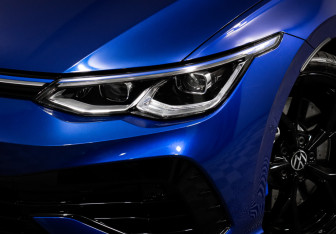 Подержанный автомобиль Volkswagen Golf R Hatchback 2023 года (16 фото)