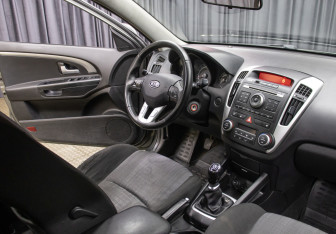 Подержанный автомобиль Kia Ceed Hatchback 2011 года (11 фото)
