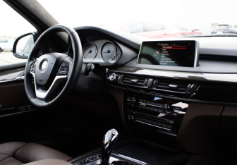 Подержанный автомобиль BMW X5 2013 года (9 фото)