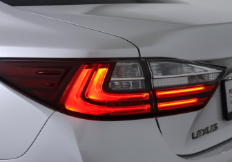 Подержанный автомобиль Lexus ES 2015 года (21 фото)