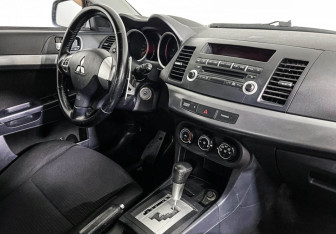 Подержанный автомобиль Mitsubishi Lancer Hatchback 2010 года (9 фото)