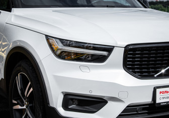 Подержанный автомобиль Volvo XC40 2019 года (17 фото)