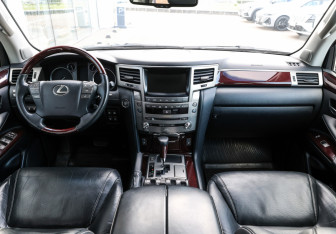 Подержанный автомобиль Lexus LX 2013 года (16 фото)