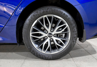 Подержанный автомобиль Kia K5 2021 года (17 фото)