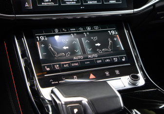 Подержанный автомобиль Audi A8 2023 года (17 фото)