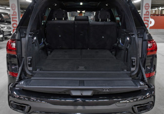 Подержанный автомобиль BMW X7 2021 года (11 фото)