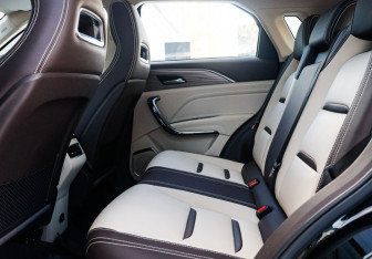 Подержанный автомобиль FAW Bestune T77 2023 года (10 фото)