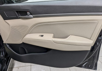 Подержанный автомобиль Hyundai Elantra Sedan 2017 года (18 фото)