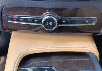 Подержанный автомобиль Volvo XC90 2015 года (22 фото)