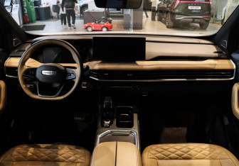 Подержанный автомобиль Geely Okavango 2023 года (10 фото)