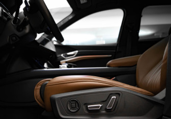 Подержанный автомобиль Audi e-tron 2021 года (24 фото)