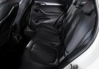 Подержанный автомобиль BMW X1 2016 года (10 фото)