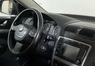 Подержанный автомобиль Skoda Octavia Liftback 2009 года (9 фото)