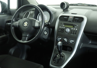 Подержанный автомобиль Suzuki Splash 2011 года (12 фото)