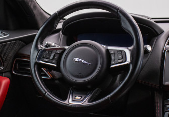 Подержанный автомобиль Jaguar F-Pace 2016 года (14 фото)