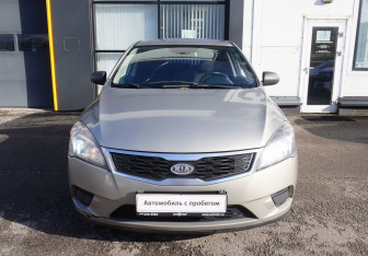 Подержанный автомобиль Kia Ceed Hatchback 2011 года (2 фото)