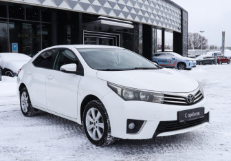 Подержанный автомобиль Toyota Corolla Sedan 2013 года (3 фото)