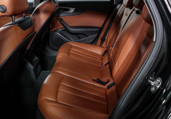 Подержанный автомобиль Audi A4 Sedan 2017 года (10 фото)