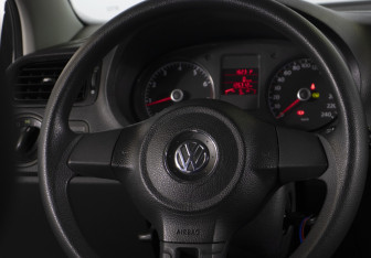 Подержанный автомобиль Volkswagen Polo Sedan 2012 года (14 фото)