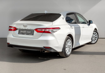 Подержанный автомобиль Toyota Camry Sedan 2021 года (5 фото)