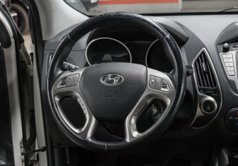 Подержанный автомобиль Hyundai ix35 2012 года (17 фото)