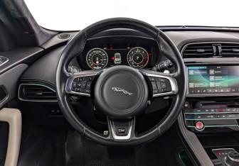 Подержанный автомобиль Jaguar F-Pace 2019 года (22 фото)