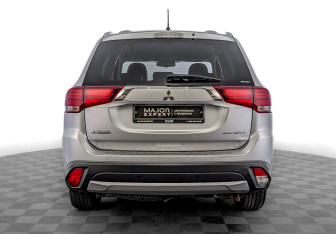 Подержанный автомобиль Mitsubishi Outlander 2016 года (6 фото)