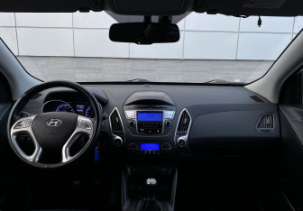 Подержанный автомобиль Hyundai ix35 2012 года (11 фото)