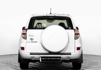 Подержанный автомобиль Toyota RAV4 2011 года (6 фото)