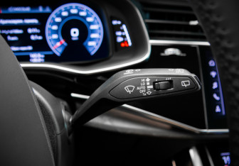 Подержанный автомобиль Audi Q8 2019 года (18 фото)