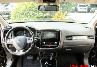Подержанный автомобиль Mitsubishi Outlander 2021 года (10 фото)