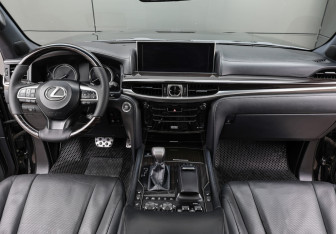 Подержанный автомобиль Lexus LX 2017 года (14 фото)