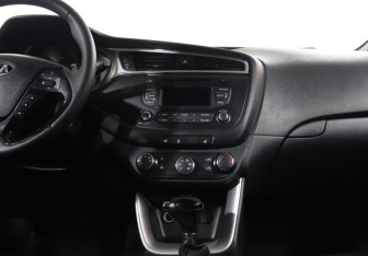 Подержанный автомобиль Kia Ceed Hatchback 2015 года (14 фото)