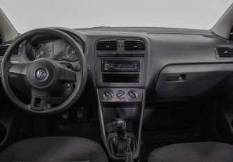 Подержанный автомобиль Volkswagen Polo Sedan 2015 года (13 фото)