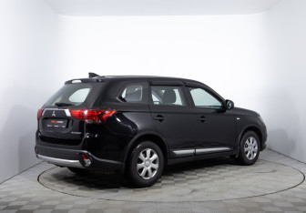 Подержанный автомобиль Mitsubishi Outlander 2017 года (5 фото)