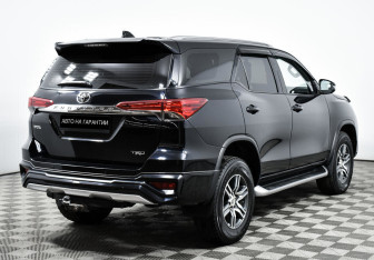 Подержанный автомобиль Toyota Fortuner 2018 года (3 фото)