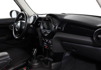 Подержанный автомобиль MINI Hatch 2019 года (17 фото)