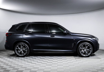 Подержанный автомобиль BMW X5 2025 года (4 фото)