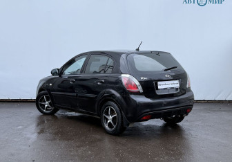 Подержанный автомобиль Kia Rio Hatchback 2010 года (7 фото)