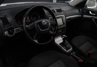 Подержанный автомобиль Skoda Octavia Liftback 2011 года (11 фото)