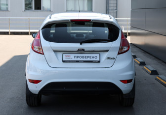 Подержанный автомобиль Ford Fiesta Hatchback 2015 года (6 фото)