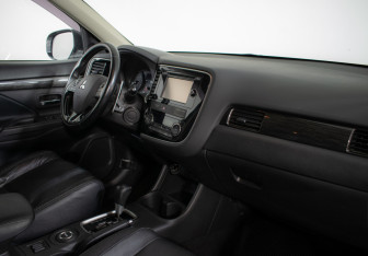 Подержанный автомобиль Mitsubishi Outlander 2015 года (9 фото)