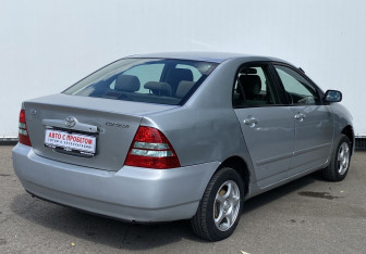 Подержанный автомобиль Toyota Corolla Sedan 2002 года (5 фото)