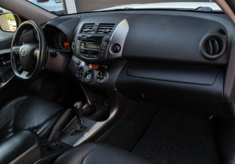 Подержанный автомобиль Toyota RAV4 2011 года (7 фото)