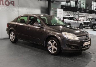 Подержанный автомобиль Opel Astra Sedan 2009 года (3 фото)