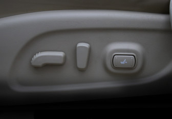 Подержанный автомобиль Infiniti JX 2013 года (16 фото)