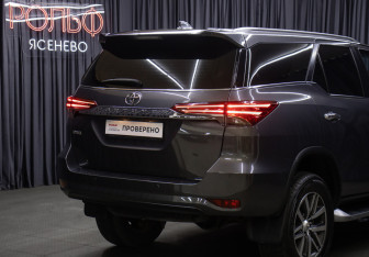 Подержанный автомобиль Toyota Fortuner 2018 года (24 фото)