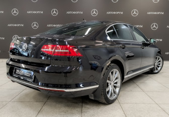 Подержанный автомобиль Volkswagen Passat Sedan 2018 года (5 фото)